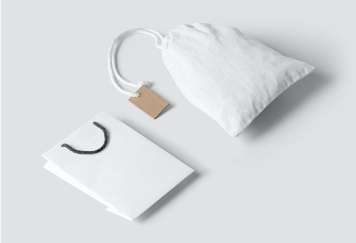 שני עמיתים במשרד מסתכלים על מסך של לפטופ בחיוך